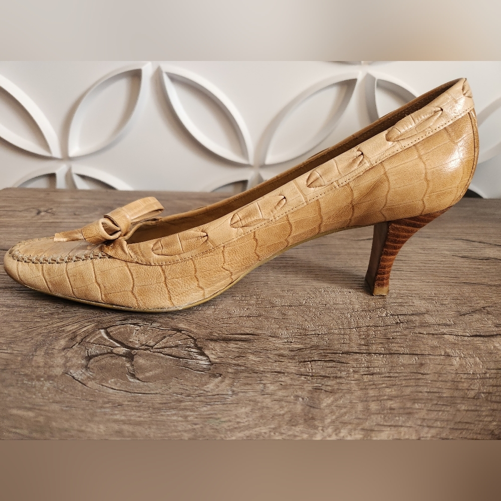 STUART WEITZMAN tan faux Leatherwood heeled shoes, size 9 M